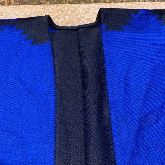 Wool Women’s Wrap or Cape Colorful Aztec Type Design Made in Ecuador One Size - Picture 6 of 16